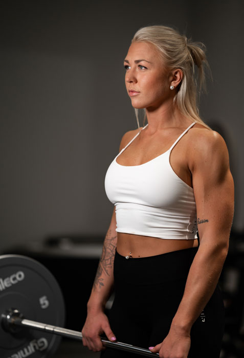 Ett foto av tränaren som tränar på ett gym.